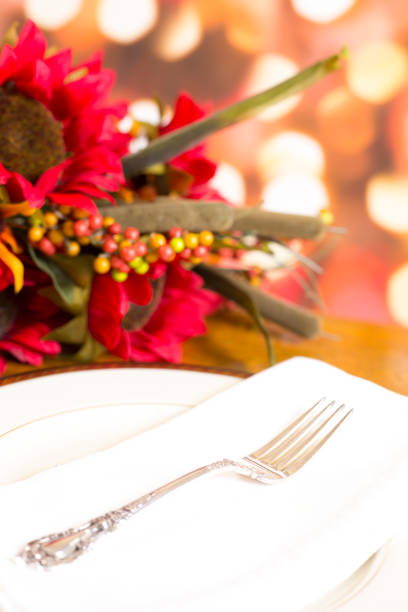 hermoso lugar de otoño en primer plano.   fuera de foco hay luces en el fondo. - autumn table setting flower fotografías e imágenes de stock