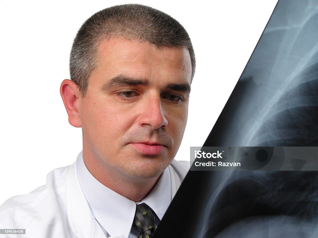 Medico l'analisi di una radiografia del torace - Foto stock royalty-free di Abbigliamento elegante