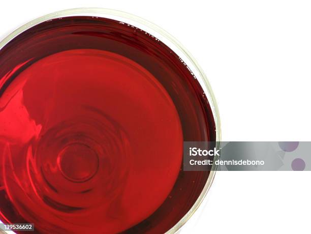 Bicchiere Di Vino Rosso - Fotografie stock e altre immagini di A mezz'aria - A mezz'aria, Alchol, Bibita