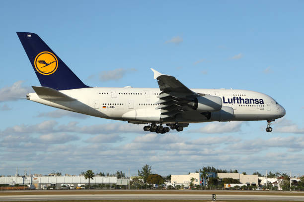 airbus a380-841 de lufthansa aterrizando en el aeropuerto internacional de miami - airbus a380 fotografías e imágenes de stock