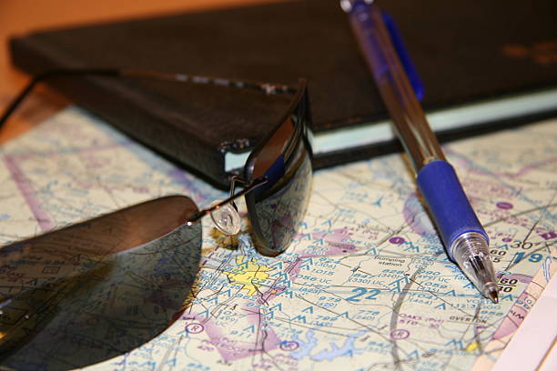 piloto de óculos um mapa e piloto loggbook - vfr imagens e fotografias de stock