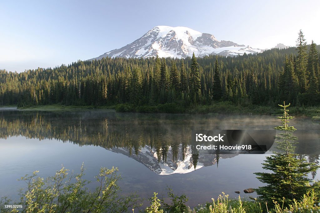 Mt. Rainier en reflejo de lago al amanecer - Foto de stock de Aire libre libre de derechos