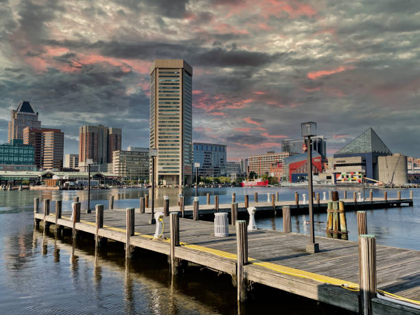 baltimore, maryland-inner harbor - baltimore maryland inner harbor skyline - fotografias e filmes do acervo