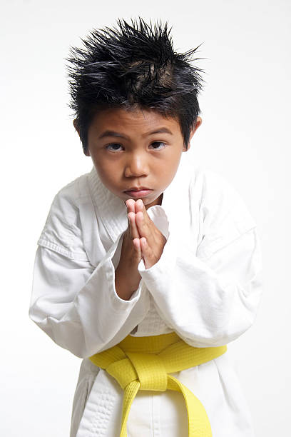 ładny karate kid kłaniać się - respect karate bowing martial arts zdjęcia i obrazy z banku zdjęć