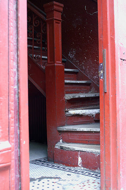 agua fría con pantalla plana de la ciudad de nueva york - steps staircase water doorway fotografías e imágenes de stock