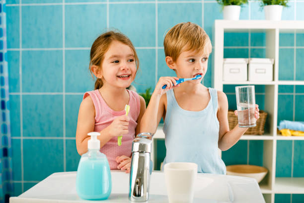 family brushing teeth in the morning - human teeth child smiling family imagens e fotografias de stock