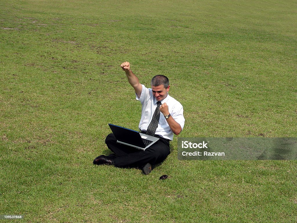 Hombre feliz con la computadora en el campo - Foto de stock de Actitud libre de derechos