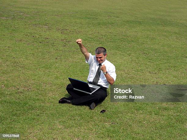 Hombre Feliz Con La Computadora En El Campo Foto de stock y más banco de imágenes de Actitud - Actitud, Adulto, Aire libre