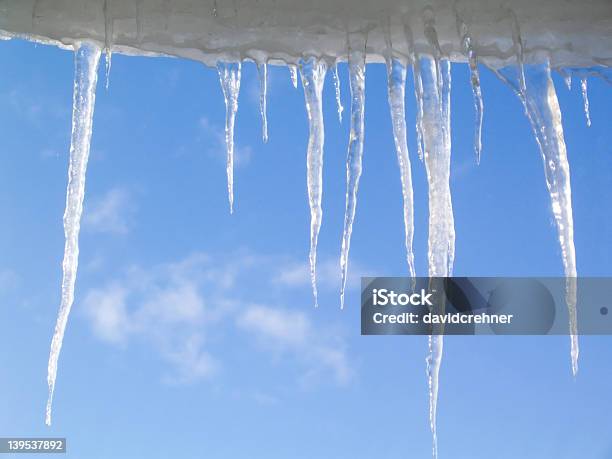 Icicles アゲインストブルースカイ - しずくのストックフォトや画像を多数ご用意 - しずく, カナダ, 写真