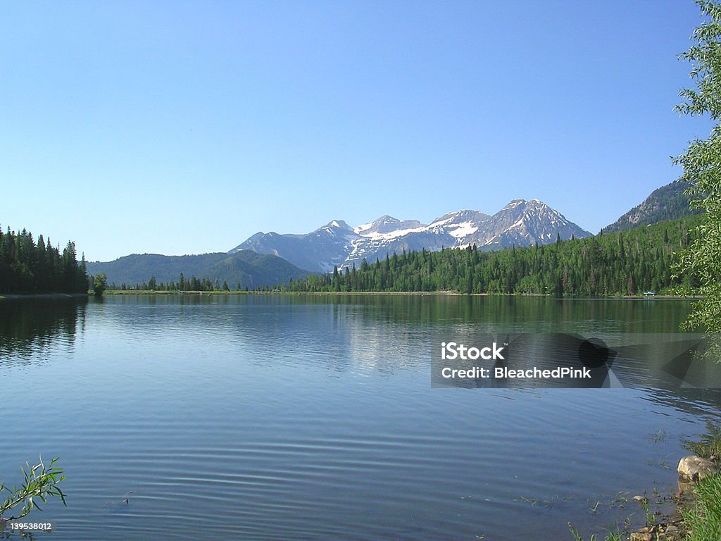 Озеро в горах - Стоковые фото Альпинизм роялти-фри