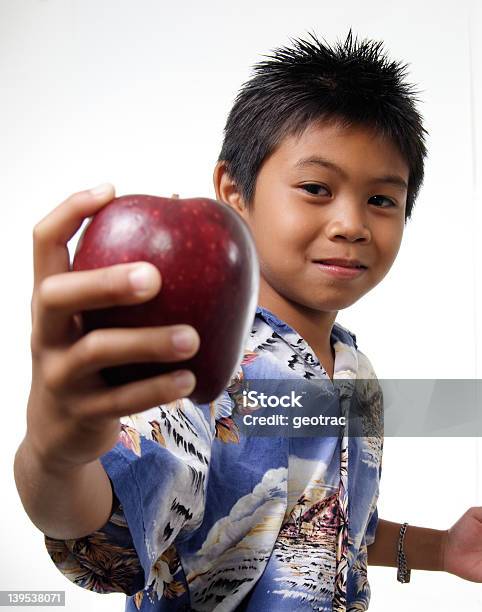 Kind Mit Apple Stockfoto und mehr Bilder von Apfel - Apfel, Geben, Dankbarkeit