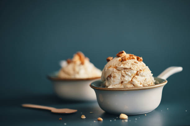 caramel ice cream with topping - gelato imagens e fotografias de stock