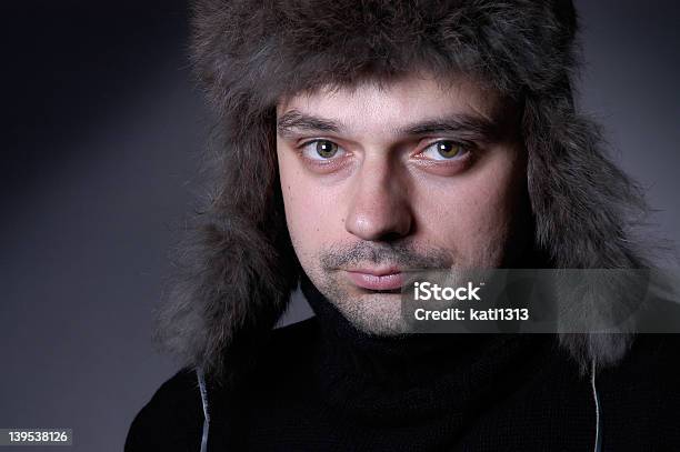 Uomo Con Cappello - Fotografie stock e altre immagini di Abbigliamento - Abbigliamento, Abbigliamento casual, Abiti pesanti