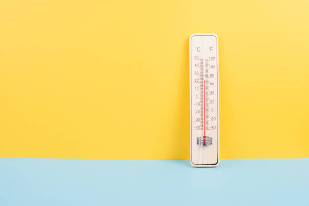 termómetro sobre un fondo de color amarillo y azul, medir la temperatura, el pronóstico del tiempo, el calentamiento global y la discusión sobre el medio ambiente, la temporada de verano - fahrenheit fotografías e imágenes de stock