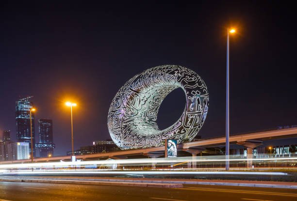 museum der zukunft, von der sheikh zayed road, bei nacht. - sheik zayed road fotos stock-fotos und bilder