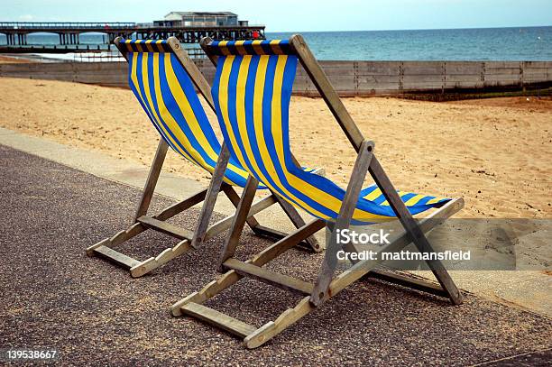 Deckchairs Przy Plaży - zdjęcia stockowe i więcej obrazów Bez ludzi - Bez ludzi, Fotografika, Horyzontalny