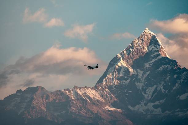 avion survolant les sommets de l’himalaya au lever du soleil - himalayas mountain aerial view mountain peak photos et images de collection