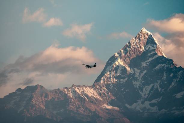 airplane flying over the himalayas peaks at sunrise - himalayas mountain aerial view mountain peak imagens e fotografias de stock