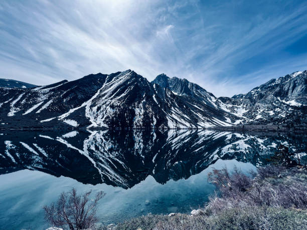 snowy mountain reflected in lake - convict lake imagens e fotografias de stock