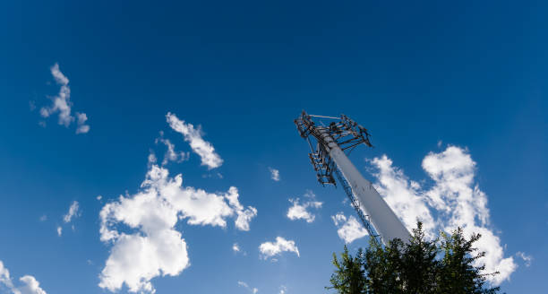 antenne radio de communication de téléphone mobile, 3g, 4g, 5g, 6g. antenne au-dessus d’un ciel bleu nuageux en été. tour gsm cellulaire avec émetteur. réseau de stations de base de télécommunication. - 3g photos et images de collection