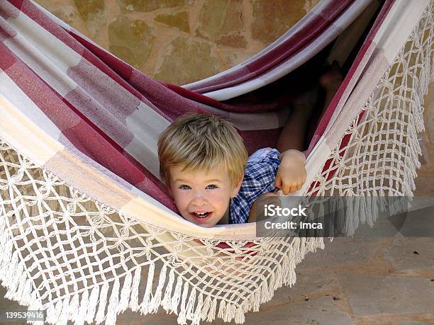 Jogar Na Cama - Fotografias de stock e mais imagens de Brincalhão - Brincalhão, Brincar, Cama de Rede