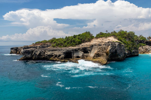 istock Blue lagon at Nusa Ceningan 1395395321