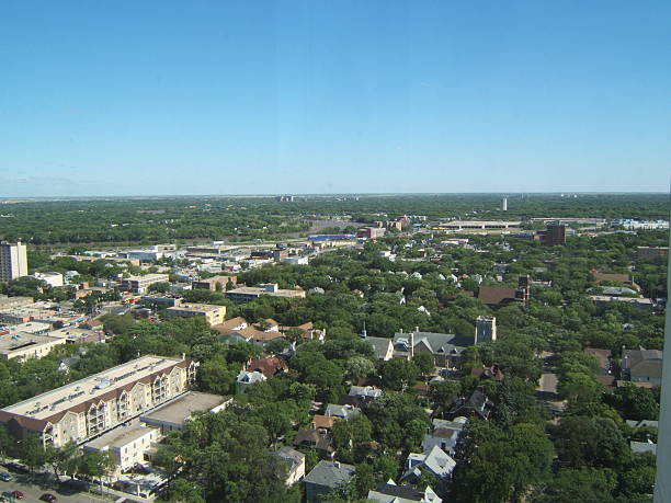 vista de los edificios de la ciudad - canada main street manitoba winnipeg fotografías e imágenes de stock