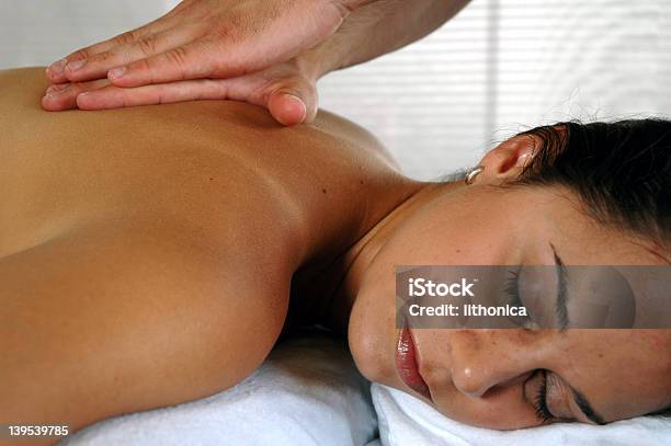 Massagem Nas Costas - Fotografias de stock e mais imagens de Costas - Costas, Adulto, Bronzeado