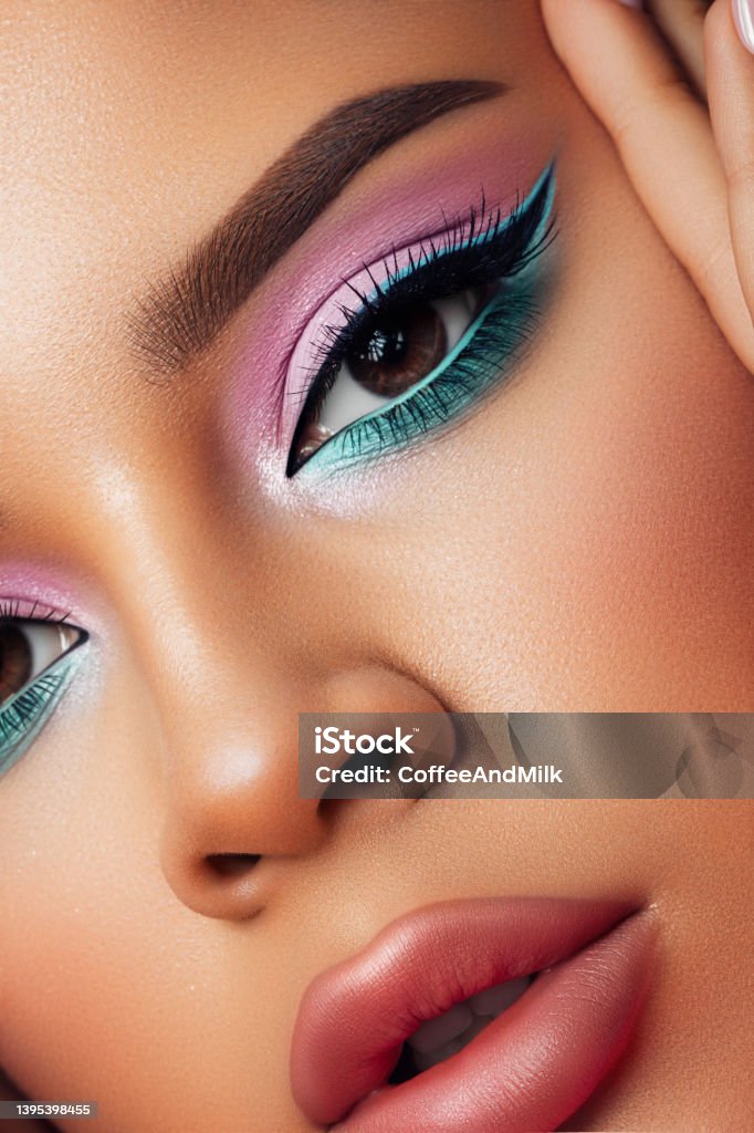 Foto de Mulher Bonita Com Maquiagem Brilhante e mais fotos de stock de  Maquiagem - Maquiagem, Maquiagem Cerimonial, Maquiagem de Palco - iStock