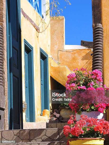 Colorato Angolo - Fotografie stock e altre immagini di Ambientazione esterna - Ambientazione esterna, Angolo - Descrizione, Blu