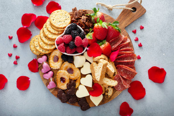 スナックとフルーツのバレンタインデーのためのチーズプレ��ート - chocolate candy chocolate candy plate ストックフォトと画像