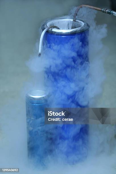 Decisiones Oxígeno Líquido Foto de stock y más banco de imágenes de Azul - Azul, Bomba de aire, Ciencia