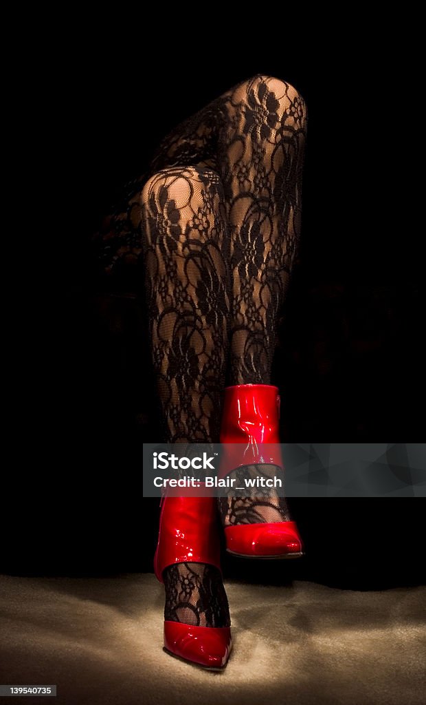 Czarne rajstopy i czerwone buty - Zbiór zdjęć royalty-free (Błyszczący)