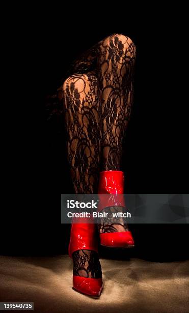 Czarne Rajstopy I Czerwone Buty - zdjęcia stockowe i więcej obrazów Błyszczący - Błyszczący, Chudy, Ciemny