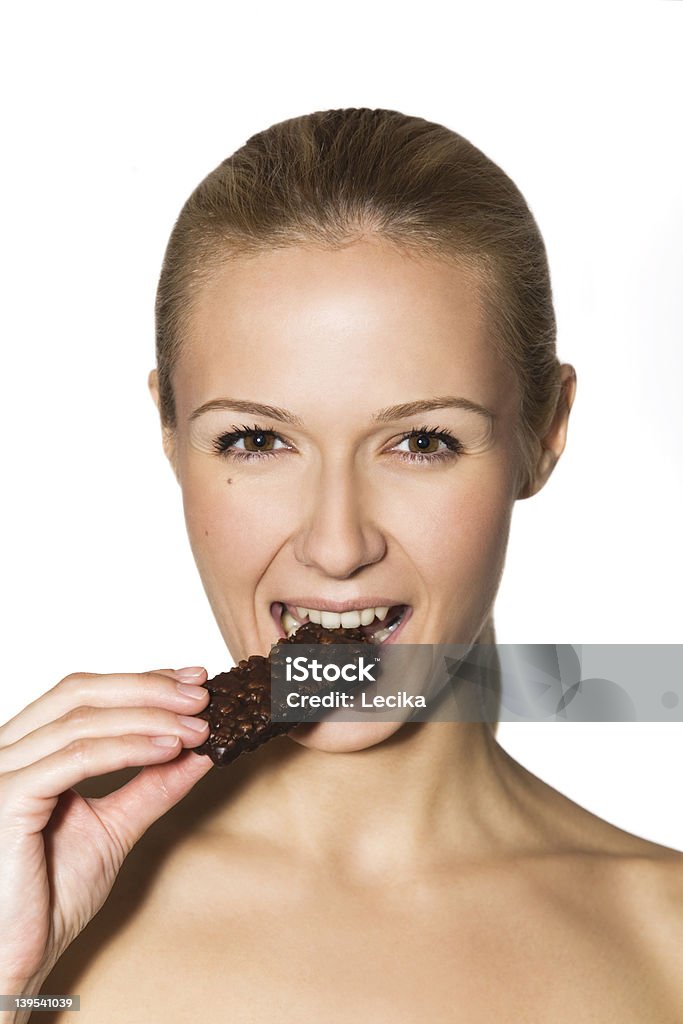 Ritratto di una ragazza mangiare cioccolato - Foto stock royalty-free di Adulto