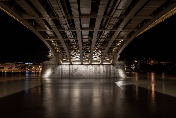 bajo el margit puente en budapest, hungaria - margit bridge fotos fotografías e imágenes de stock