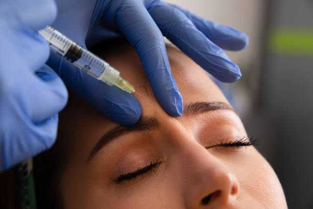 trattamento con botox - injecting foto e immagini stock