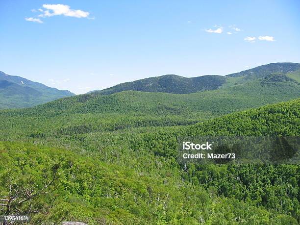 Photo libre de droit de Vue Depuis Une Randonnée banque d'images et plus d'images libres de droit de Arbre - Arbre, Bleu, Chaîne de montagnes