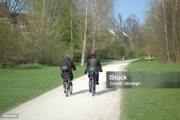 Condução No Parque - Fotografias de stock e mais imagens de Adulto - Adulto, Bicicleta, Cuidados de Saúde e Medicina