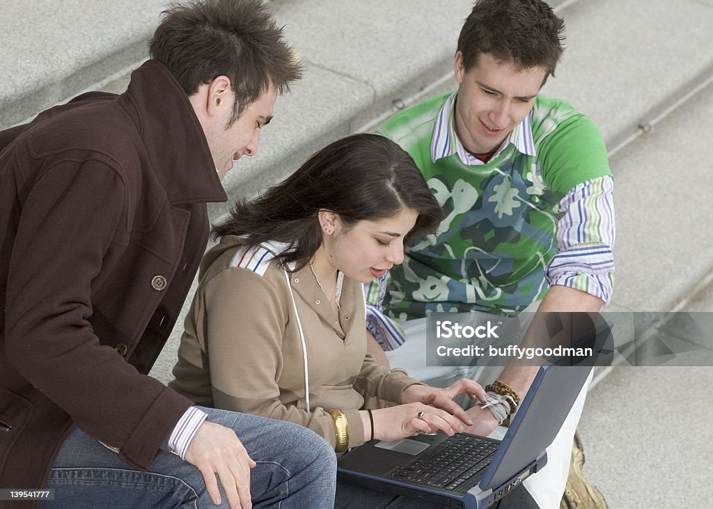 Étudiants avec un ordinateur portable - Photo de Adolescent libre de droits
