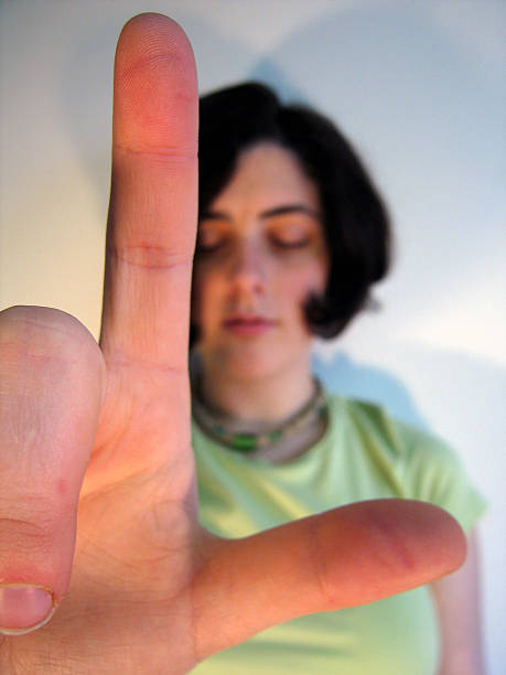 les sur amour - letter l human hand human finger human thumb photos et images de collection