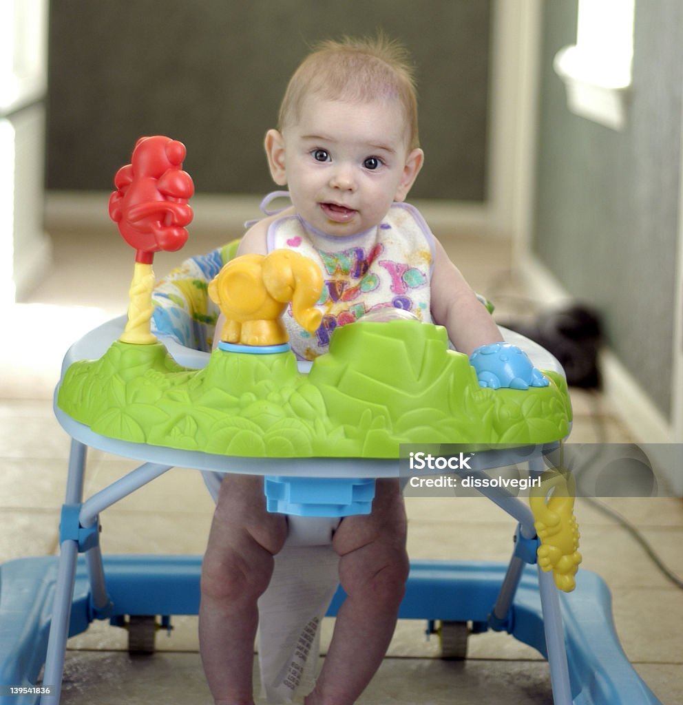 Bebê na walker - Foto de stock de Aprender royalty-free