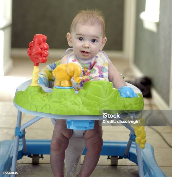 Foto de Bebê Na Walker e mais fotos de stock de Aprender - Aprender, Batalha - Conceito, Criança pequena