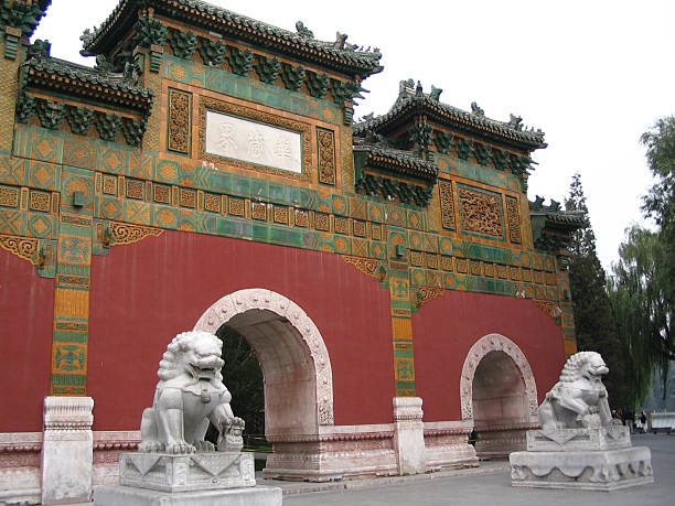 istock Lions guarding Entrance 139541854