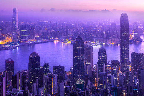 vista del amanecer del puerto de victoria y el paisaje urbano de hong kong desde victoria peak - hong kong asia skyline night fotografías e imágenes de stock