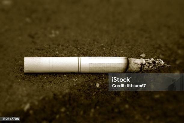 Cigarrillo Foto de stock y más banco de imágenes de Aspirar - Aspirar, Cigarrillo, Colilla