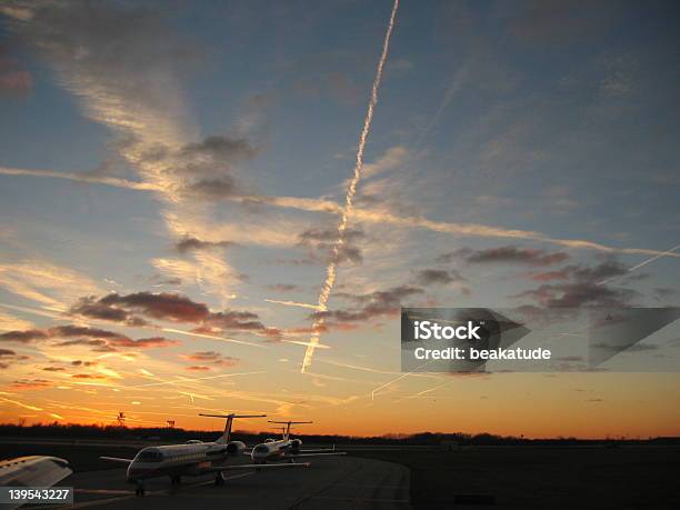 Aeroporto Di Sky - Fotografie stock e altre immagini di A forma di croce - A forma di croce, Aereo di linea, Aereo privato
