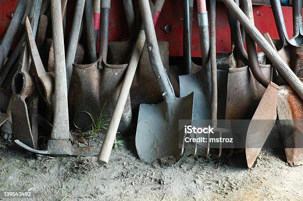 Dig Stockfoto und mehr Bilder von Spitzhacke - Spitzhacke, Agrarbetrieb, Arbeiter