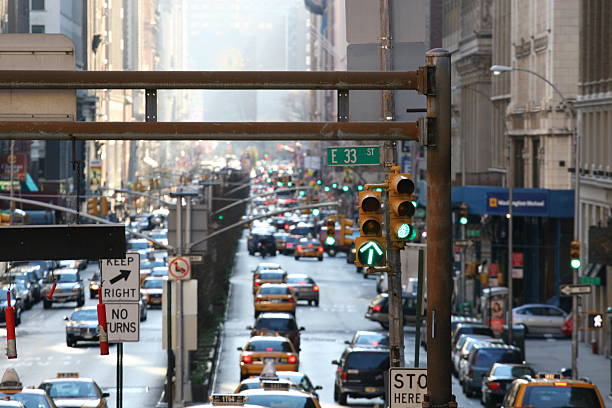 avenida park sinal de trânsito com marcador de posição - taxi sedan car speed imagens e fotografias de stock