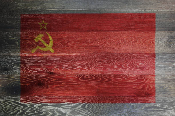 소박한 오래된 나무 표면에 소련 국기 빨간 노란 망치 낫 cccp - flag russian flag russia dirty 뉴스 사진 이미지